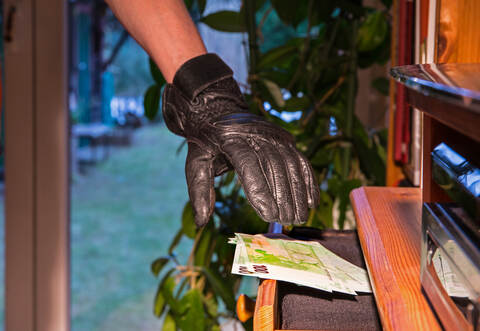 Was neben dem Bargeld genau alles gestohlen wurde, ist laut Polizei noch unklar, der Schaden dürfte aber mehrere Tausend Euro betragen.