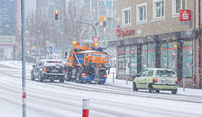 Im Dauereinsatz: Auch in Pforzheim wird früh gegen den Eisregen gestreut und später Schnee weggeschoben. Wintereinbruch 2022