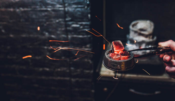Die glühende Kohle einer Shisha-Pfeife hat wohl den Brand eines Einfamilienhauses bei Calw verursacht. Shisha hookah with red hot coals. Sparks from breathe. Modern hookah with coconut charcoal for relax and shisha smoke. Hookah an