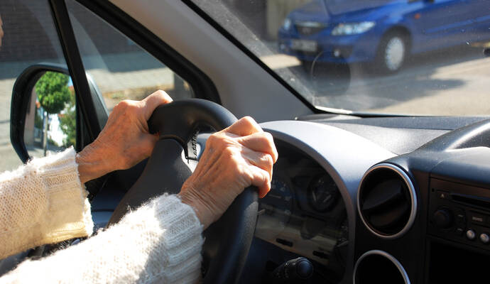 Nach bisherigem Stand der Ermittlungen stieß die vermutlich ältere Frau während des Ausparkens mit dem Heck ihres silbernen Fahrzeuges gegen einen geparkten VW und verursachte hierbei Sachschaden im mittleren vierstelligen Bereich.