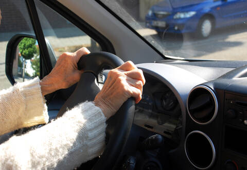 Nach bisherigem Stand der Ermittlungen stieß die vermutlich ältere Frau während des Ausparkens mit dem Heck ihres silbernen Fahrzeuges gegen einen geparkten VW und verursachte hierbei Sachschaden im mittleren vierstelligen Bereich.