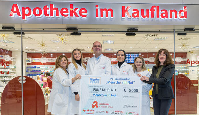 In der Apotheke im Kaufland überreichte nun das Team um Apotheker Kraus den symbolischen Spendenscheck an Susanne Knöller, Vorsitzende von „Menschen in Not“ (rechts). MiN Spende Christian Kraus