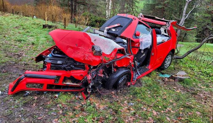 Laut einer ersten Meldung der Polizei sind zwei Fahrzeuge frontal zusammengestoßen.
