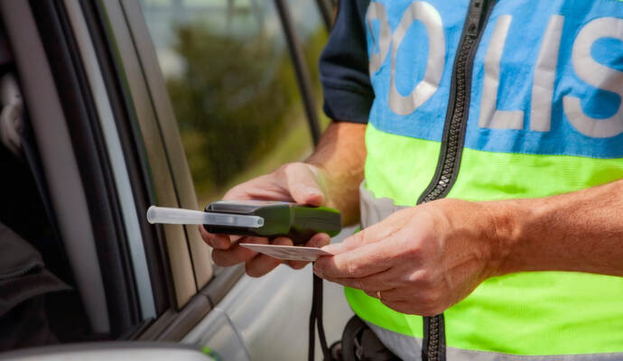 Die Frau soll gegen 23.30 Uhr von Knittlingen kommend in Richtung Bretten gefahren sein, wobei sie aus bisher unbekannten Gründen auf die Spur der Gegenfahrbahn geraten ist.