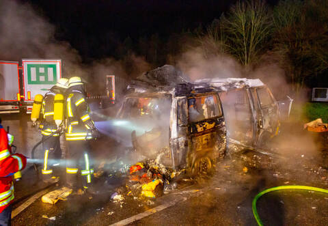 Komplett ausgebrannt ist am Dienstagabend ein VW-Bus auf dem A8-Rasthof "Steinig" bei Karlsbad.
