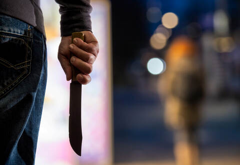 Der mutmaßliche Täter zückte vor der Kassiererin ein Messer.