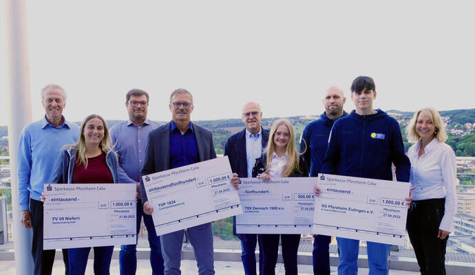 Kuratoriumsvorsitzender Jürgen Kurz (links) und Stiftungsverwalterin Yvonne Alvarez überreichten die Spenden. Roman Gichau (FV 09 Niefern), Roland Hiller (TV Pforzheim), Matthias Leyn und Lea Männicke (TSV Niefern), Jörg Lupus, Alexander Lipps (Trainer) und Vincent Virzi (Spieler). (SG Pforzheim Eutingen).