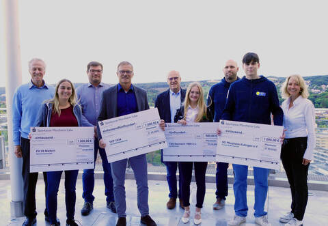 Kuratoriumsvorsitzender Jürgen Kurz (links) und Stiftungsverwalterin Yvonne Alvarez überreichten die Spenden. Roman Gichau (FV 09 Niefern), Roland Hiller (TV Pforzheim), Matthias Leyn und Lea Männicke (TSV Niefern), Jörg Lupus, Alexander Lipps (Trainer) und Vincent Virzi (Spieler). (SG Pforzheim Eutingen).