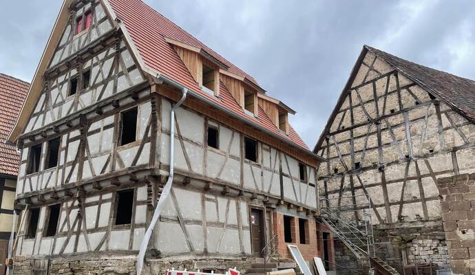 Ein aktuelles Beispiel für Sanierungen steht an der Herzenbühlstraße in Lienzingen: Das Kulturdenkmal, das hier modernisiert wird, ist einst im Jahr 1608 errichtet worden.
