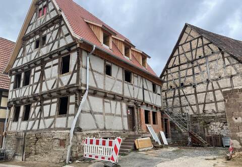 Ein aktuelles Beispiel für Sanierungen steht an der Herzenbühlstraße in Lienzingen: Das Kulturdenkmal, das hier modernisiert wird, ist einst im Jahr 1608 errichtet worden.