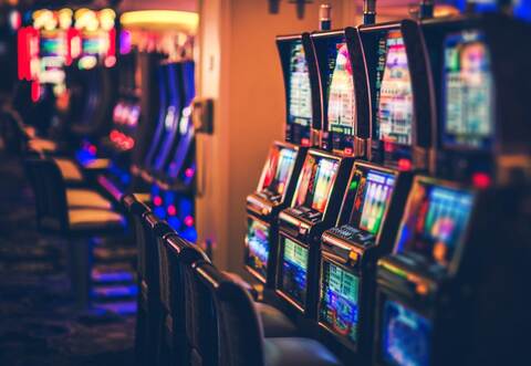 Trotz sofort eingeleiteter Fahndung und der Unterstützung eines Polizeihubschraubers konnten die drei Täter entkommen.