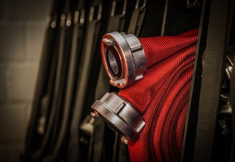 Laut Polizei entzündete sich gegen 2 Uhr der Inhalt einer Mülltonne vor dem Kellerfenster eines Hauses.