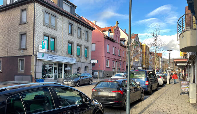 Kaum einen freien Parkplatz findet man entlang der Mühlacker Bahnhofstraße – so wie hier am Dienstagnachmittag. Kaum einen freien Parkplatz findet man entlang der Mühlacker Bahnhofstraße – so wie hier am Dienstagnachmittag.