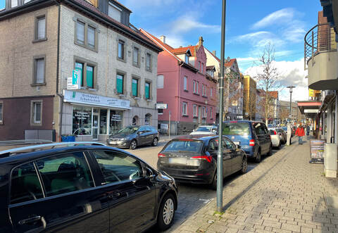 Kaum einen freien Parkplatz findet man entlang der Mühlacker Bahnhofstraße – so wie hier am Dienstagnachmittag.