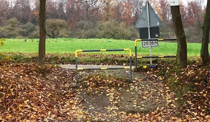 Der Überweg mit Blick auf die Landesstraße ist nicht sicher.