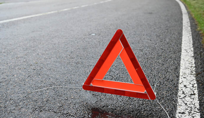 Glück im Unglück hat eine Autofahrerin am Freitagabend bei einem schweren Unfall bei Karlsbad gehabt. Warndreieck am Fahrbahnrand