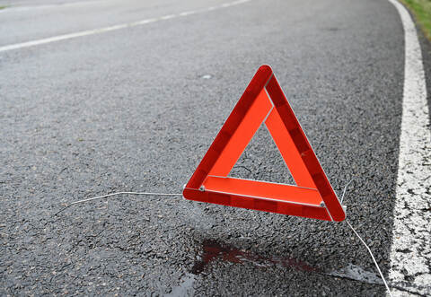 Warndreieck am Fahrbahnrand