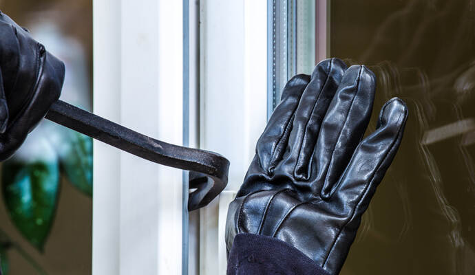 Der Dieb hat sich gewaltsam Zutritt in das Haus verschafft.