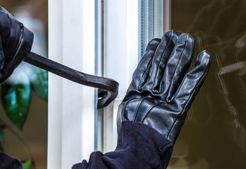 Der Dieb hat sich gewaltsam Zutritt in das Haus verschafft.