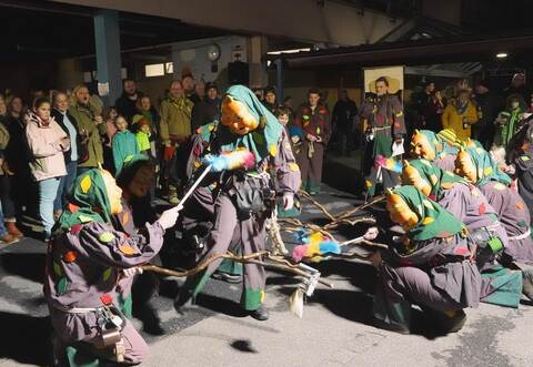 Nach der Maskentaufe folgt bei den Birkenfelder „Hogebiere“ ein Parcours, in dem unter Beweis gestellt werden muss, dass die Sichteinschränkung keine Probleme bereitet.