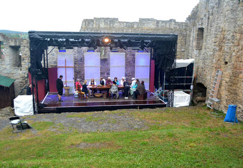 Die Theatergruppe „Die Löffelstelzler“ verwandelte im Sommer die Burgruine in ein Freilichttheater.