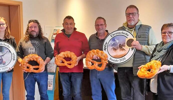 Die Gewinner der Brezeln und Ehrenscheiben werden vom VfS-Oberschützenmeister Edgar Müller (Dritter von rechts) ausgezeichnet: Jana Bäuerle, Jochen Geier, Achim Geier, Frank Siegrist und Helene Miethig (von links).