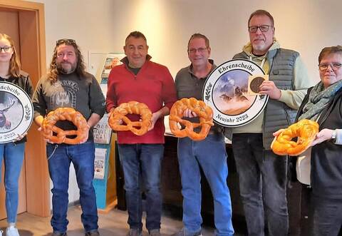 Die Gewinner der Brezeln und Ehrenscheiben werden vom VfS-Oberschützenmeister Edgar Müller (Dritter von rechts) ausgezeichnet: Jana Bäuerle, Jochen Geier, Achim Geier, Frank Siegrist und Helene Miethig (von links).