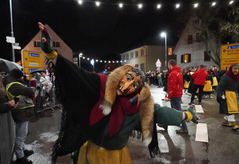 Dicht gesäumte Straßen trotz Regenrisikos: Nicht nur Schleglerhexen aus Heimsheim haben Spaß in Schellbronn.
