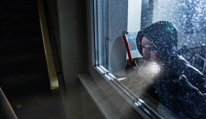 Unbekannte durchsuchten in einem Haus in Neuhausen mehrere Zimmer und Schränke.