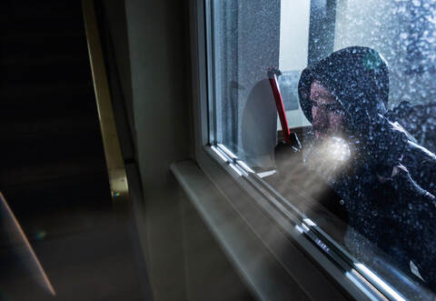 Unbekannte durchsuchten in einem Haus in Neuhausen mehrere Zimmer und Schränke.