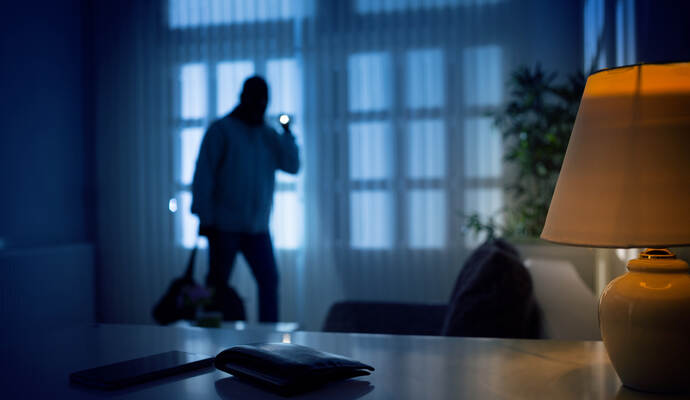 Laut Polizei drangen bislang unbekannte Täter gewaltsam in ein Wohnhaus in Straubenhardt ein.
