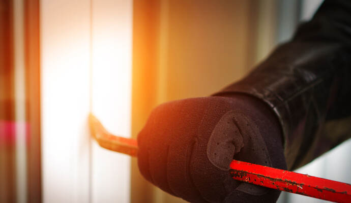 Die Diebe hebelten laut Polizei ein Terrassenfenster und eine Tür auf. Die Diebe hebelten laut Polizei ein Terrassenfenster und eine Tür auf.