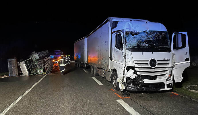 B10 LKW kracht in Traktor Bergung gesperrt weitere Bilder folgen