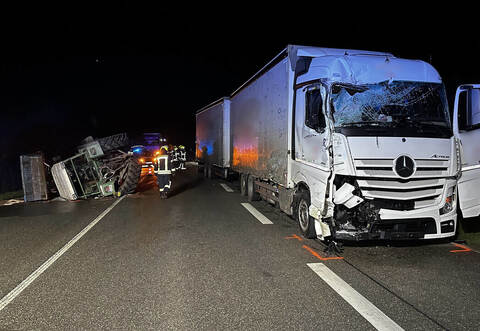 B10 LKW kracht in Traktor Bergung gesperrt weitere Bilder folgen