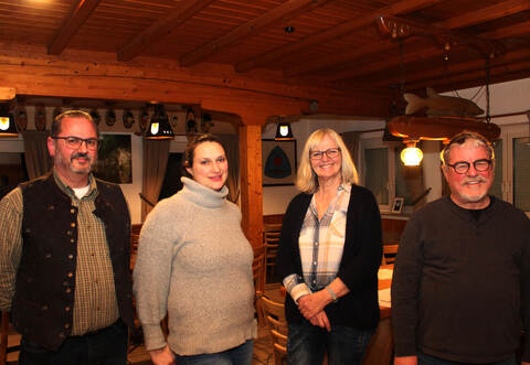 Zum gegenseitigen Austausch trafen sich der Enzberger Angelsportverein (ASV) Gewässerwart Jörg Wünsch, die  Mühlacker Klimaschutzbeauftragte Teresa Krannich, die städtische Projektleiterin Birgit Ella Siewert und Enzbergs ASV-Vorsitzender Rolf Scheider (von links) mit anderen Angelsportvereinen der Stadt im Enzberger ASV-Vereinsheim.