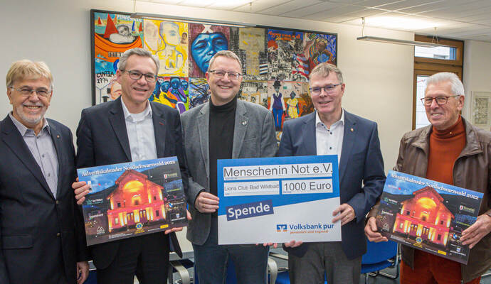 Für den Verein „menschen in Not“ freut sich Alexander Heilemann (Mitte) über die Spende. Spende Lions Bad Wildbad MiN