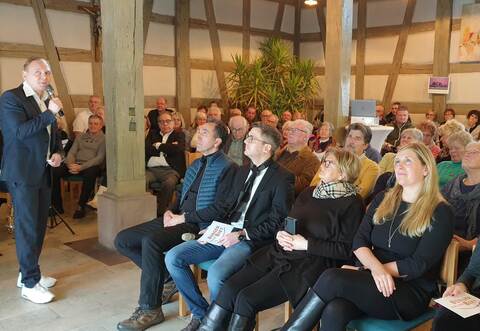 Der Neujahrsempfang mit Gastreferent Aik Wirsbinna (von links), sitzend vorne Hasan Akbaba,  Michael Ehringer, Gudrun Ausgustin Eble (alle Bürger für das Biet) und Bürgermeisterin Sabine Wagner.