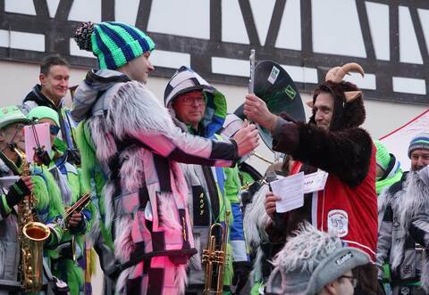 Als „g’schonnene Gaiß“ übergibt Bürgermeister Heiko Faber (rechts) den Rathausschlüssel an Matthias Jung, Vorsitzender der Gugge Gaiße.