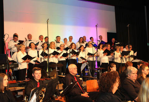 Unter der Leitung von Melinda Mauthe brilliert beim Festakt in der Gießbachhalle der Projektchor Harmonie Diefenbach.