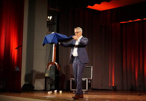 Christian de la Motte lässt unter anderem einen Tisch schweben.