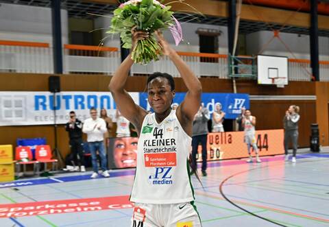 Blumen zum Abschied: Emmanuella Mayombo bestritt am Sonntag ihr letztes Spiel für die Sterne.