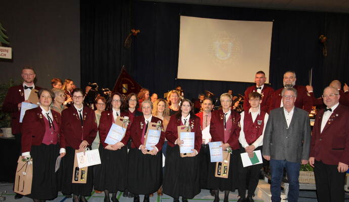 Die geehrten Mitglieder mit dem ersten Vorsitzenden des Kreisverbands der Blasmusik Calw, Hans-Joachim Fuchtel (Zweiter von rechts) und seinem Stellvertreter Uwe Göbel (rechts).