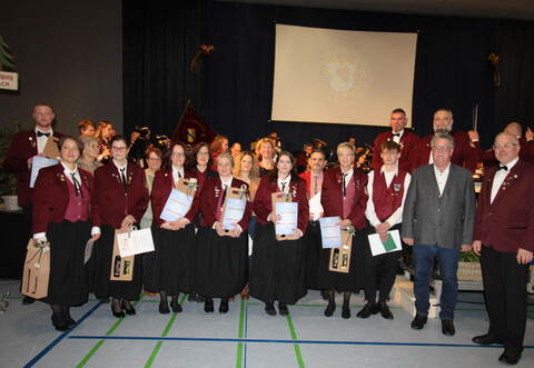 Die geehrten Mitglieder mit dem ersten Vorsitzenden des Kreisverbands der Blasmusik Calw, Hans-Joachim Fuchtel (Zweiter von rechts) und seinem Stellvertreter Uwe Göbel (rechts).