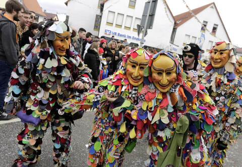 Spaß bei der Straßenfasnet hat Tradition im Biet oder im Kämpfelbachtal: Dort finden die Umzüge auch statt (im Bild Neuhausener Bietschellen). Allerdings haben die Vereine Verständnis für Kollegen, die mit den heutigen Regulierungen und Auflagen für Umzüge nicht mehr klarkommen. Archivfoto: Tilo Keller