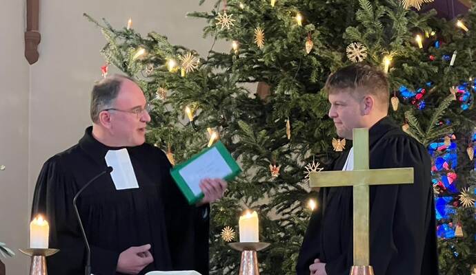 Im Gottesdienst wird Pfarrer Daniel Dettling (rechts) von Dekan Christoph Glimpel von seinen pastoralen Aufgaben entbunden.
