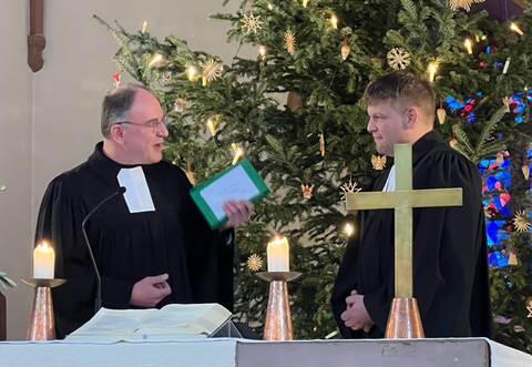 Im Gottesdienst wird Pfarrer Daniel Dettling (rechts) von Dekan Christoph Glimpel von seinen pastoralen Aufgaben entbunden.