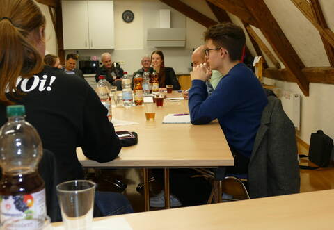 Der Jugendgemeinderat in Aktion. Besuch hatten die Jugendlichen auch von Bürgermeisterbewerbern.