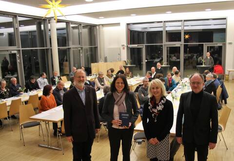 Neue Chancen der Zusammenarbeit zwischen mehreren Kirchengemeinden erläutern Pfarrer Rudolf Kaltenbach, Oberkirchenrätin Cornelia Weber, die Vorsitzende der Bezirkssynode Badischer Enzkreis Ute Schlumberger-Maas und Dekan Christoph Glimpel (von links).