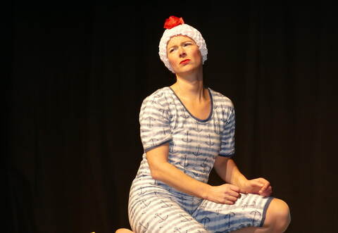 Clownin Berenike Felger begeistert in Theaterschachtel.