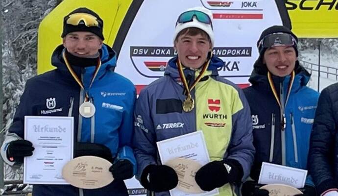 Strahlender Sieger: Biathlet Tim Nechwatal (Zweiter von links) vom WSV Schömberg freut sich über seinen deutschen Meistertitel bei den Junioren. Strahlender Sieger: Biathlet Tim Nechwatal (Zweiter von links) vom WSV Schömberg freut sich über seinen deutschen Meistertitel bei den Junioren.
